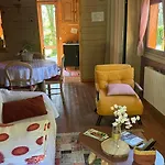 La Vie Est Belle, Dans Un Petit Coin De Paradis *